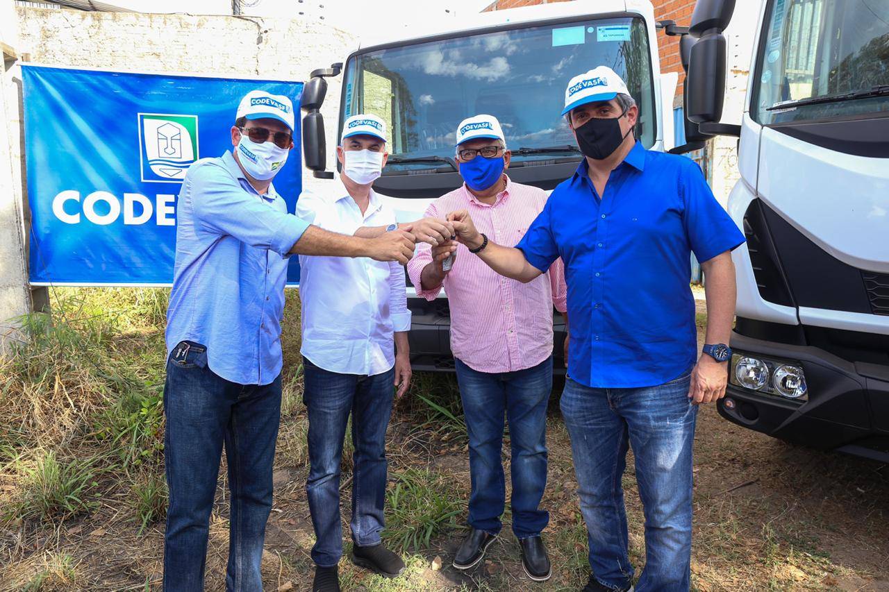 Senador Ciro Nogueira entrega caminhões compactadores de lixo a cinco municípios
